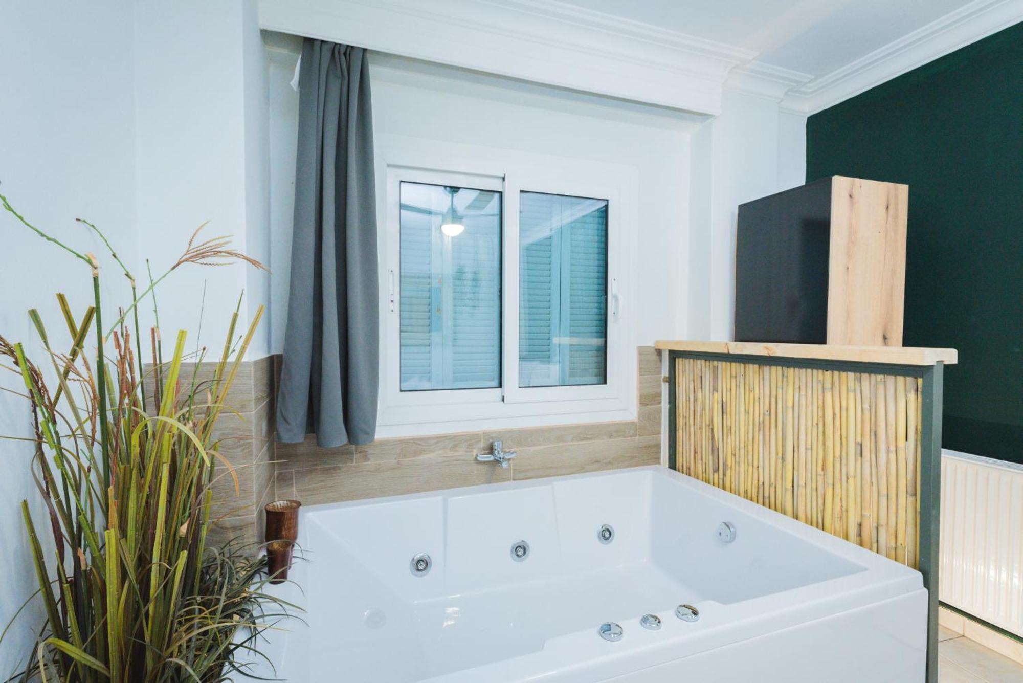 Apartament Stylish W Jacuzzi, 5 Min To White Tower *